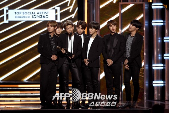 bts danh bai justin bieber, tro thanh nhom nhac kpop dau tien doat giai tai billboard music awards - hinh anh 2