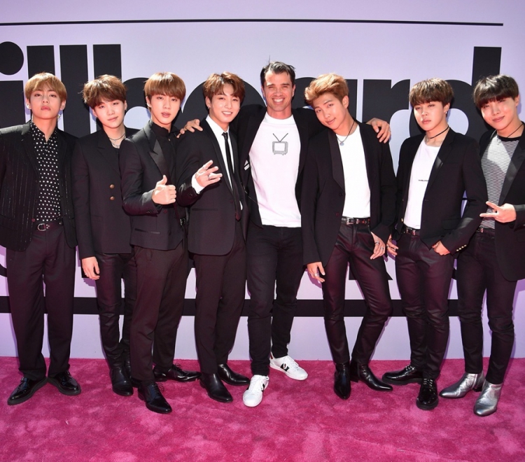 bts danh bai justin bieber, tro thanh nhom nhac kpop dau tien doat giai tai billboard music awards - hinh anh 4