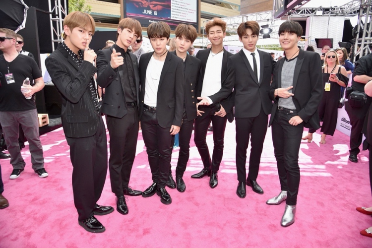 bts danh bai justin bieber, tro thanh nhom nhac kpop dau tien doat giai tai billboard music awards - hinh anh 5