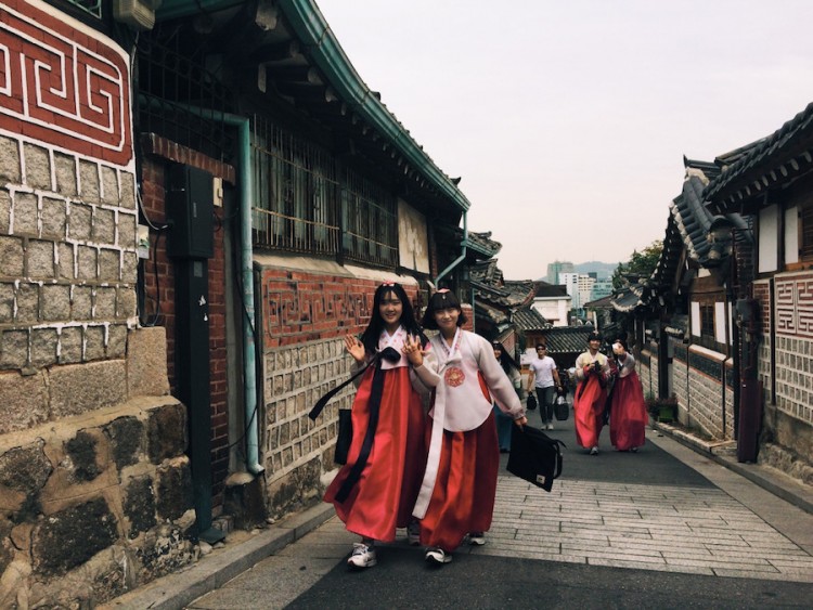 Đến Hàn Quôc đừng quên diện Hanbok và đi thăm làng cổ Bukchon Hanok nhé  - image 11