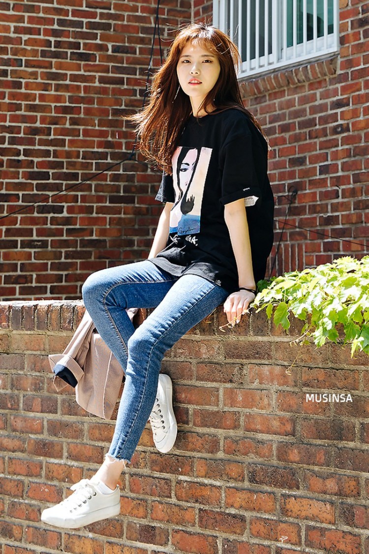 Siêu như giới trẻ Hàn: chỉ với áo thun và quần jean cũng làm nên street style chất thôi rồi - image 1