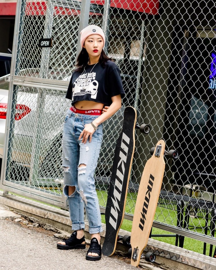 Siêu như giới trẻ Hàn: chỉ với áo thun và quần jean cũng làm nên street style chất thôi rồi - image 3