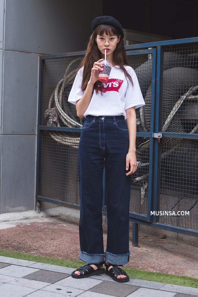 Siêu như giới trẻ Hàn: chỉ với áo thun và quần jean cũng làm nên street style chất thôi rồi - image 5