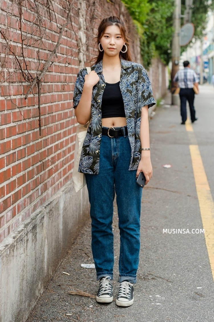 Siêu như giới trẻ Hàn: chỉ với áo thun và quần jean cũng làm nên street style chất thôi rồi - image 9