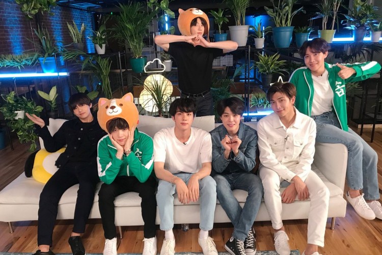 Ellen DeGeneres hào hứng selfile cùng BTS trên “The Ellen Show” - image 1