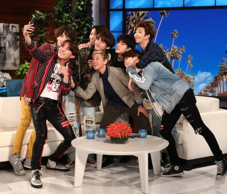 Ellen DeGeneres hào hứng selfile cùng BTS trên “The Ellen Show” - image 4