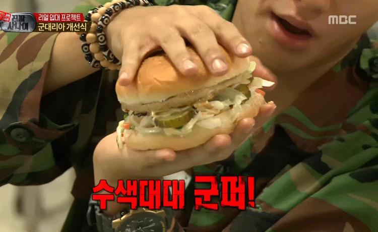 PARK HYUNGSIK khoái chí khi tận hưởng Hamburger trong quân đội  - image 2