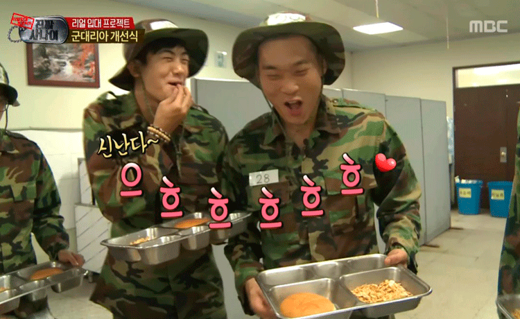 PARK HYUNGSIK khoái chí khi tận hưởng Hamburger trong quân đội  - image 3