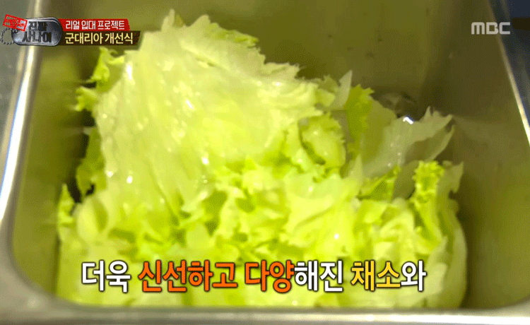 PARK HYUNGSIK khoái chí khi tận hưởng Hamburger trong quân đội  - image 7