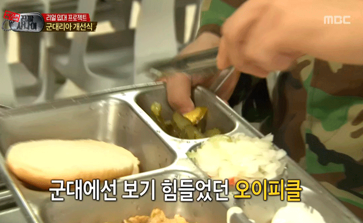 PARK HYUNGSIK khoái chí khi tận hưởng Hamburger trong quân đội  - image 8