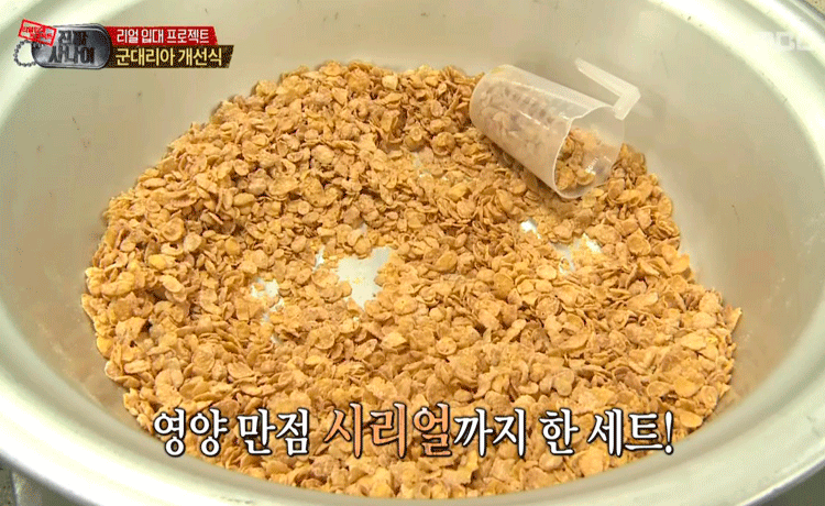PARK HYUNGSIK khoái chí khi tận hưởng Hamburger trong quân đội  - image 9