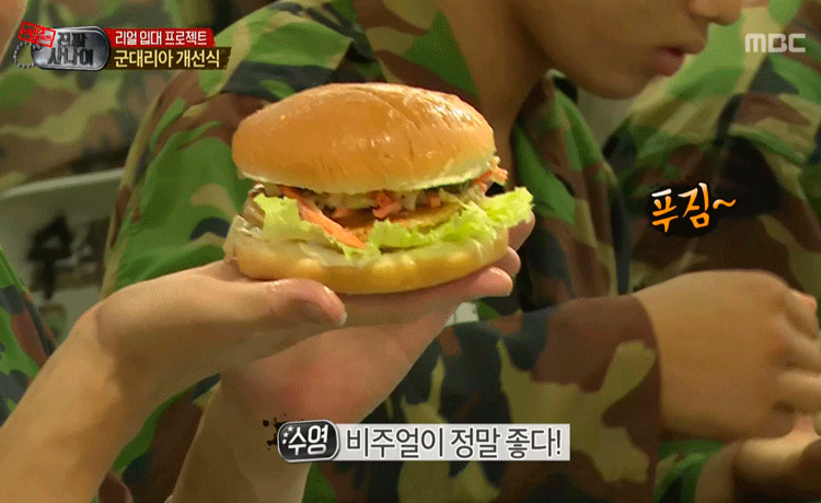 PARK HYUNGSIK khoái chí khi tận hưởng Hamburger trong quân đội  - image 20