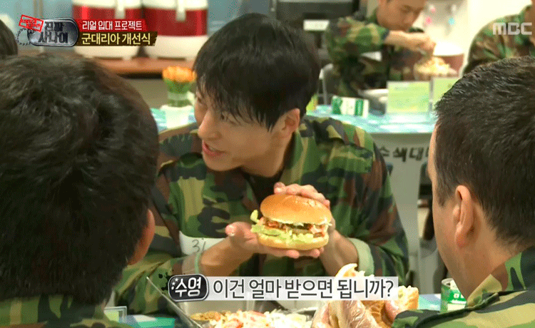 PARK HYUNGSIK khoái chí khi tận hưởng Hamburger trong quân đội  - image 21