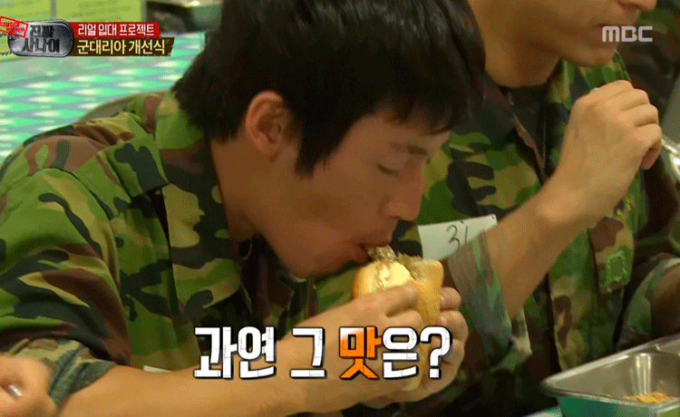 PARK HYUNGSIK khoái chí khi tận hưởng Hamburger trong quân đội  - image 22