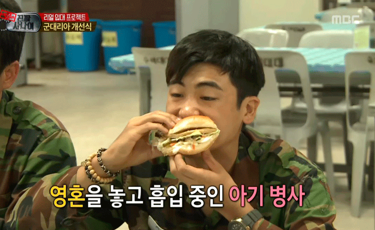 PARK HYUNGSIK khoái chí khi tận hưởng Hamburger trong quân đội  - image 24