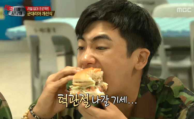 PARK HYUNGSIK khoái chí khi tận hưởng Hamburger trong quân đội  - image 25