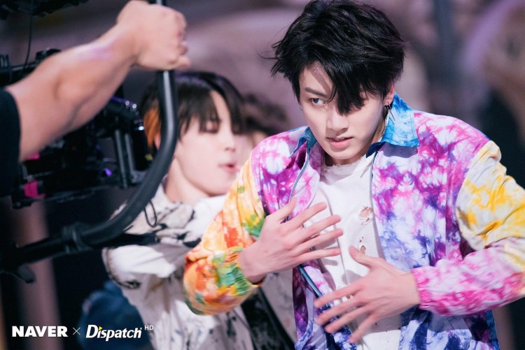 NAVER cùng Dispatch tung bộ hình đẹp siêu thực của BTS trước thềm comeback lịch sử - image 3