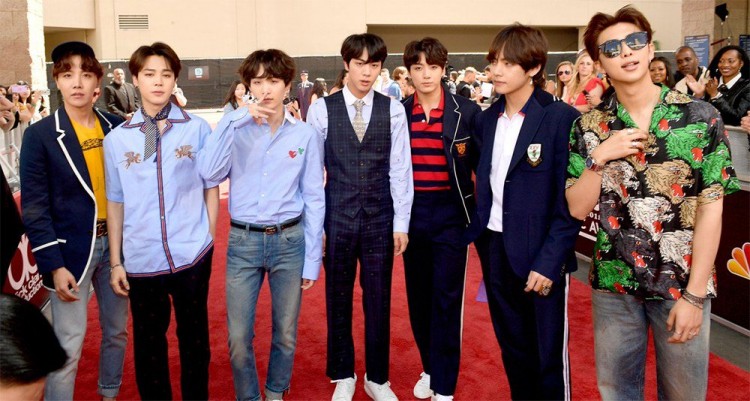 Thời trang của BTS qua hai mùa Billboard Music Award: từ tạo hình nhóm sang hình ảnh cá nhân  - image 2