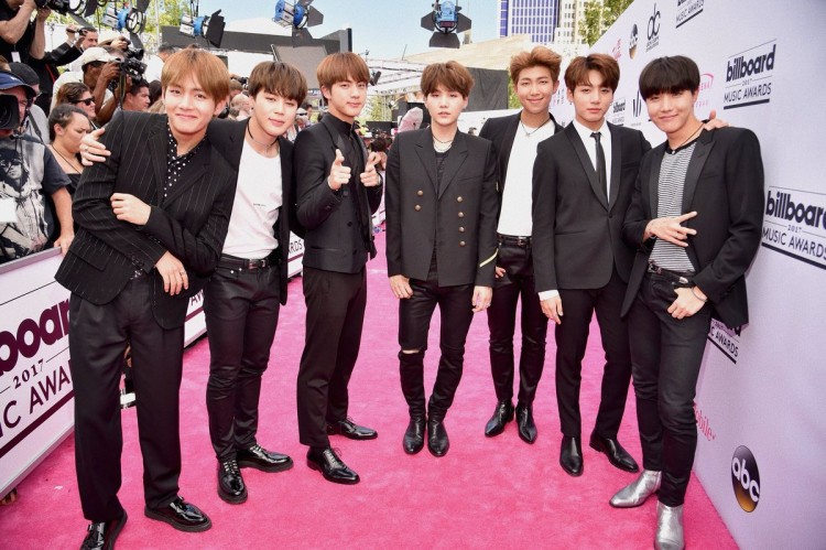 Thời trang của BTS qua hai mùa Billboard Music Award: từ tạo hình nhóm sang hình ảnh cá nhân  - image 3