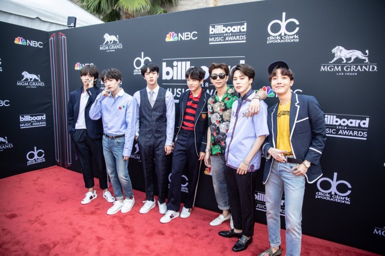 Thời trang của BTS qua hai mùa Billboard Music Award: từ tạo hình nhóm sang hình ảnh cá nhân  - image 5