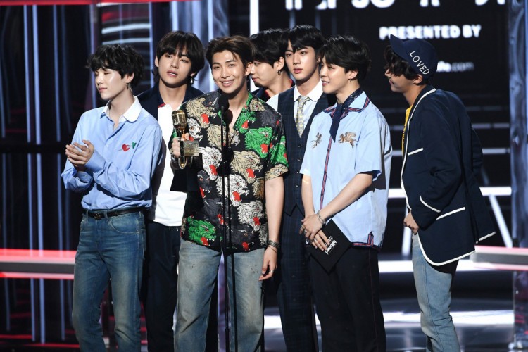 Thời trang của BTS qua hai mùa Billboard Music Award: từ tạo hình nhóm sang hình ảnh cá nhân  - image 9