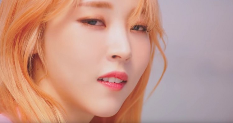 Tháng năm rực rỡ cùng phong cách MAKE UP mùa hè đẹp mắt trong MV 'SELFISH' Moon Byul ( Mamamoo) - image 10