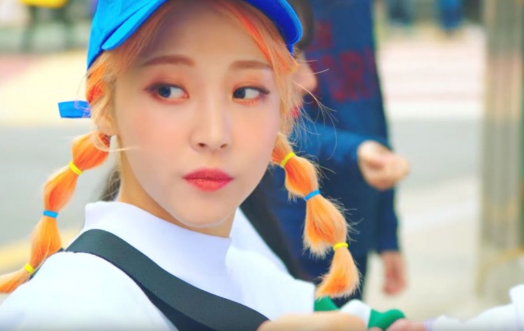 Tháng năm rực rỡ cùng phong cách MAKE UP mùa hè đẹp mắt trong MV 'SELFISH' Moon Byul ( Mamamoo) - image 11