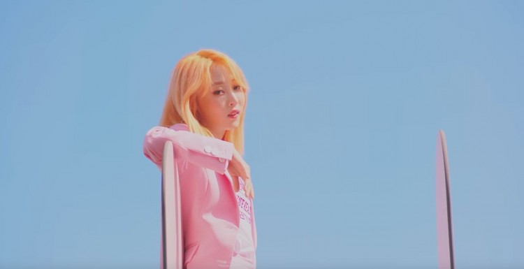 Tháng năm rực rỡ cùng phong cách MAKE UP mùa hè đẹp mắt trong MV 'SELFISH' Moon Byul ( Mamamoo) - image 16