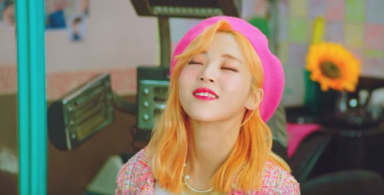 Tháng năm rực rỡ cùng phong cách MAKE UP mùa hè đẹp mắt trong MV 'SELFISH' Moon Byul ( Mamamoo) - image 20