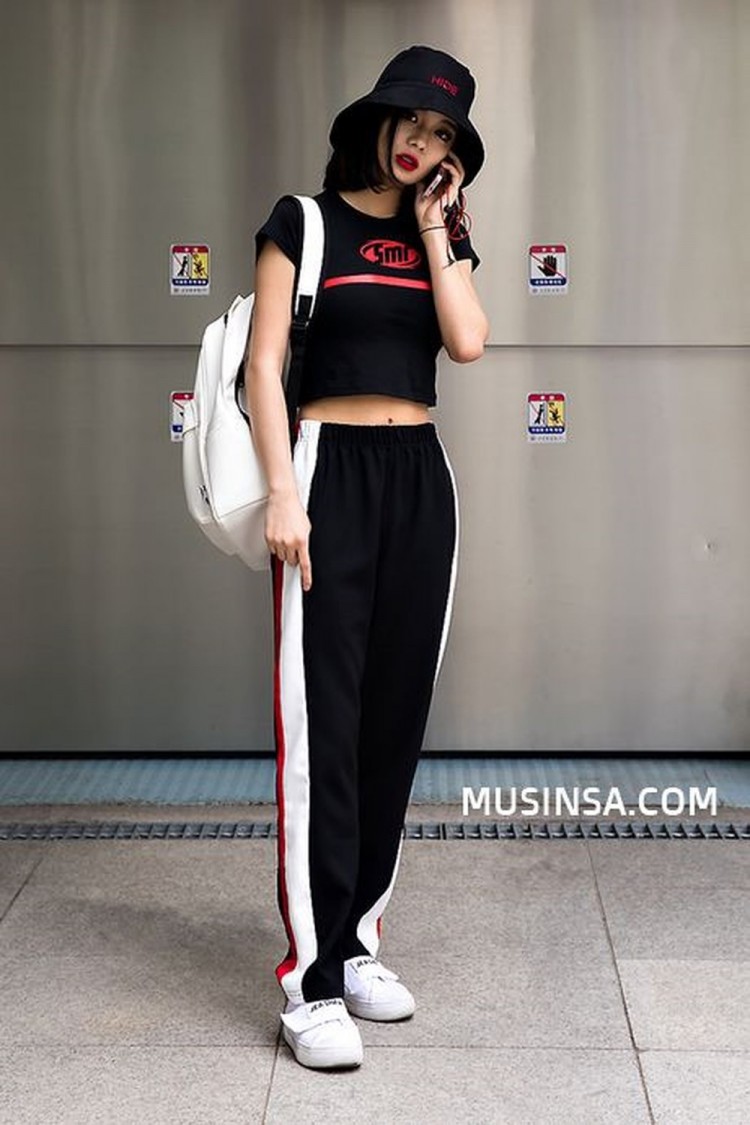 Street style giới trẻ Hàn tuần qua: croptop lên ngôi, quần cạp cao vẫn được ưa chuộng  - image 1