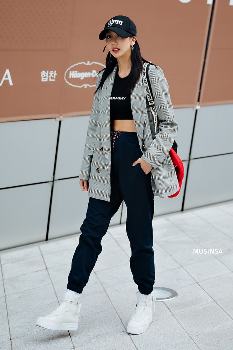 Street style giới trẻ Hàn tuần qua: croptop lên ngôi, quần cạp cao vẫn được ưa chuộng  - image 2