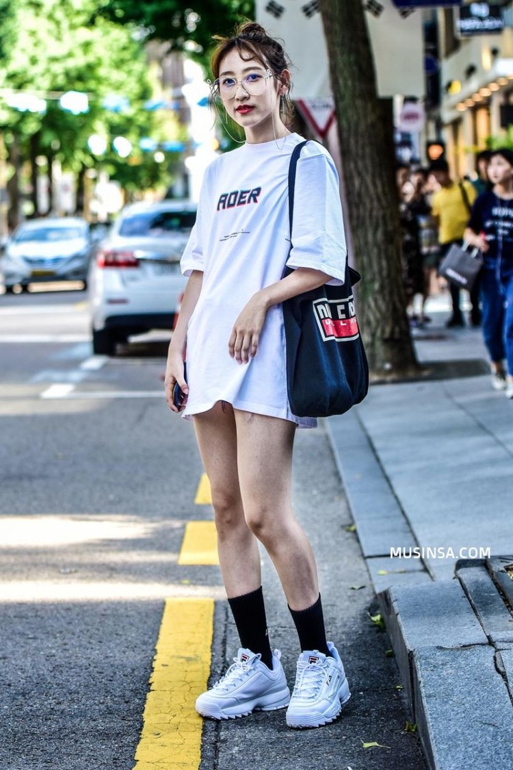 Street style giới trẻ Hàn tuần qua: croptop lên ngôi, quần cạp cao vẫn được ưa chuộng  - image 5