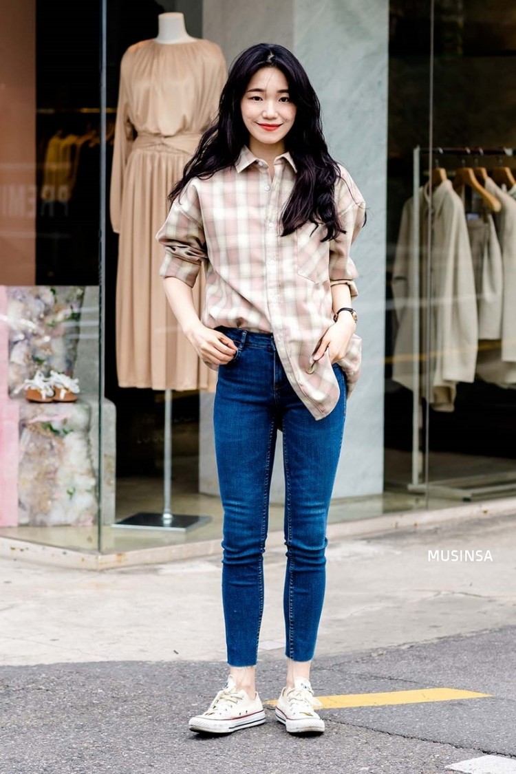 Street style giới trẻ Hàn tuần qua: croptop lên ngôi, quần cạp cao vẫn được ưa chuộng  - image 8