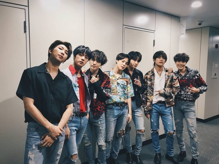Sự nhầm lẫn “buồn cười” tại trường cũ của J Hope (BTS) - image 2