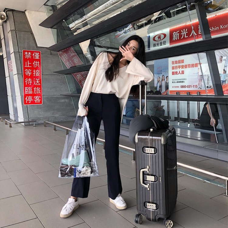 Quên túi cói đi, túi nhựa như đi chợ này mới là chiếc túi hot nhất hiện nay đấy - image 1