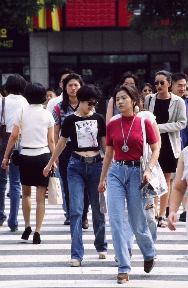 Street style của giới trẻ Hàn hiện nay hóa ra chỉ là diện lại thời trang của những năm 90 thôi - image 1