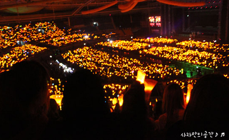 Biển sóng lightstick tại concert luôn là niềm tự hào của các fandom Hàn~ - image 7