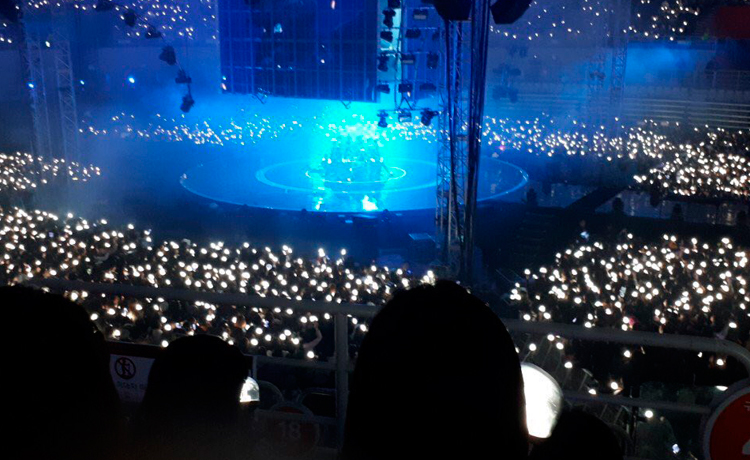 Biển sóng lightstick tại concert luôn là niềm tự hào của các fandom Hàn~ - image 96