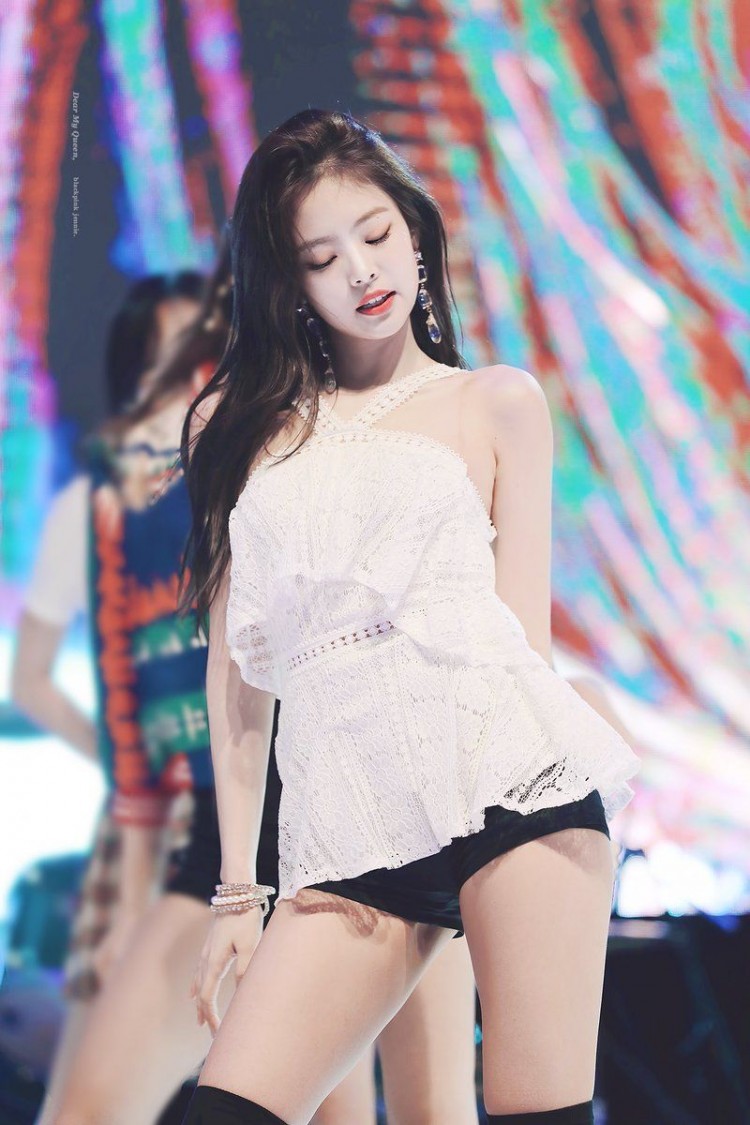 Top 10 bộ cánh sexy giúp Jennie BlackPink khoe thân hình hoàn mỹ của mình - image 9