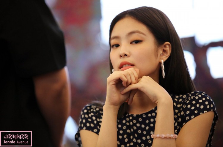 Rũ bỏ hình ảnh sexy trên sân khấu Jennie Black Pink “siêu cưng” tại fansign - image 1