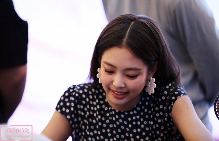 Rũ bỏ hình ảnh sexy trên sân khấu Jennie Black Pink “siêu cưng” tại fansign - image 3