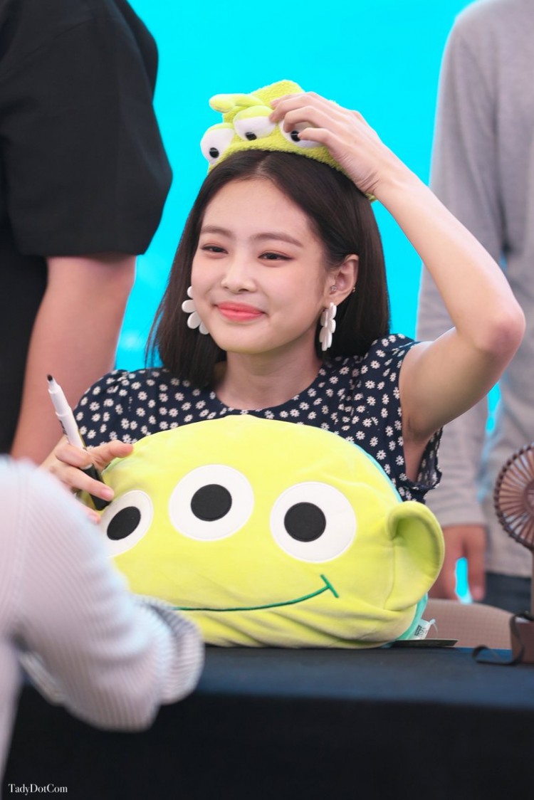 Rũ bỏ hình ảnh sexy trên sân khấu Jennie Black Pink “siêu cưng” tại fansign - image 10