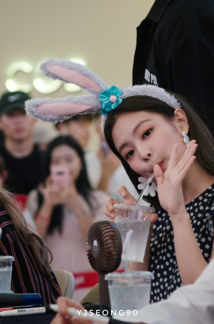 Rũ bỏ hình ảnh sexy trên sân khấu Jennie Black Pink “siêu cưng” tại fansign - image 12