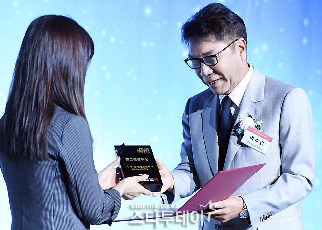 SMs Lee Soo Man  NCT 127 awarded at the 2018 Korea China Management Awards - image 4