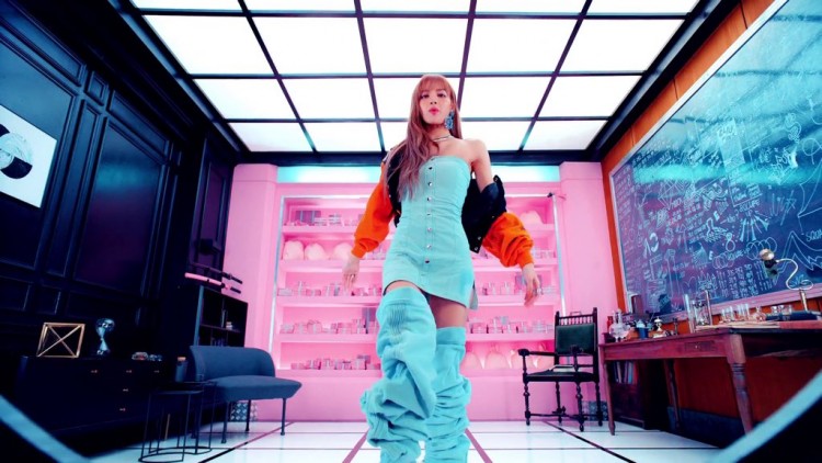 Cho Lisa mặc đồ “hầm hố” stylist BlackPink tưởng được khen ai ngờ lại bị chê trách vì quá dìm dáng  - image 1