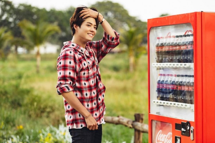 Park Bo Gum đã mời BTS đến với bữa tiệc Coca Cola bên hồ bơi trong CF mới - image 2