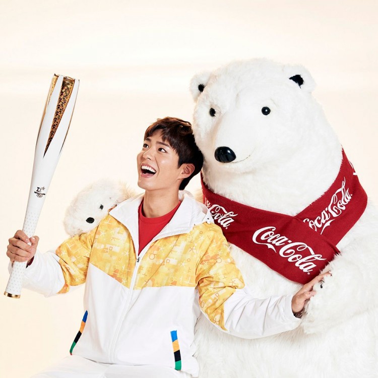 Park Bo Gum đã mời BTS đến với bữa tiệc Coca Cola bên hồ bơi trong CF mới - image 1