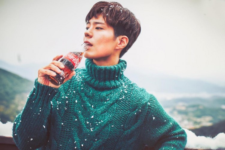 Park Bo Gum đã mời BTS đến với bữa tiệc Coca Cola bên hồ bơi trong CF mới - image 3