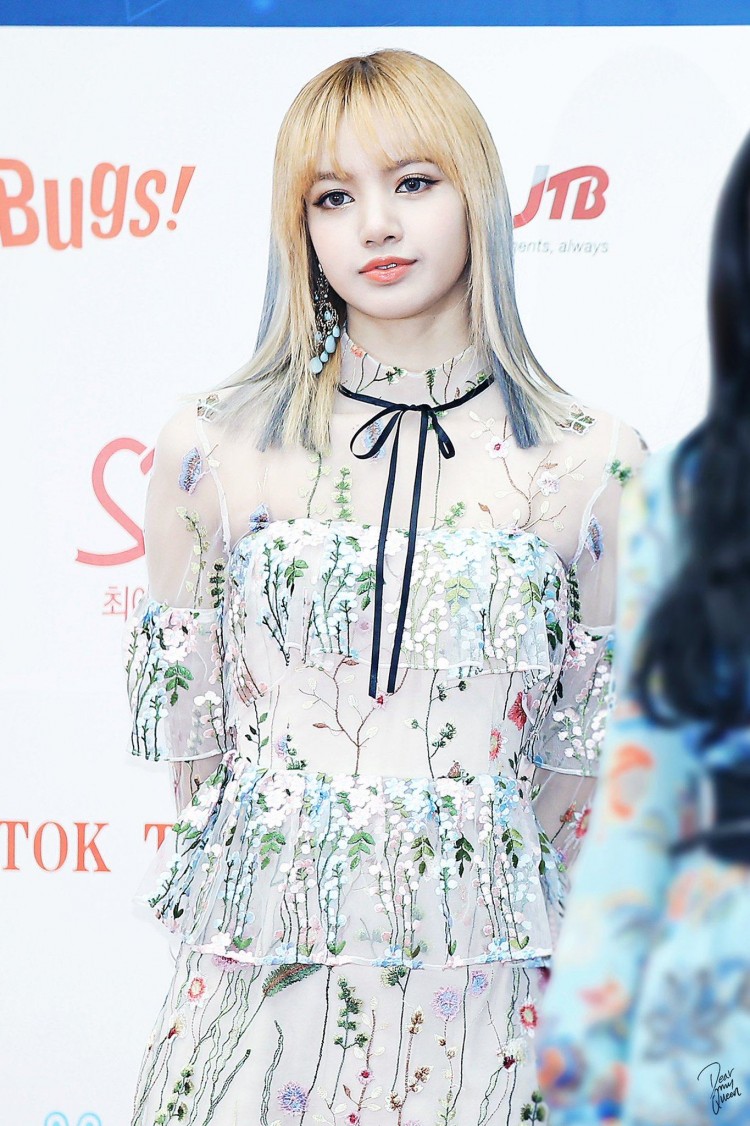 Lisa BlackPink tiết lộ nỗi khốn khổ của mình khi phải đổi muôn ngàn màu tóc nổi bật nhưng hợp có 1 - image 7