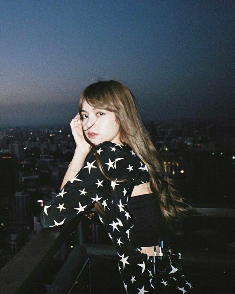 Lisa BlackPink tiết lộ nỗi khốn khổ của mình khi phải đổi muôn ngàn màu tóc nổi bật nhưng hợp có 1 - image 12